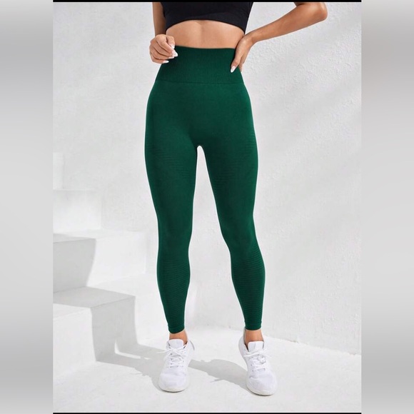 Booty Scrunch Leggings 🍑 - Picture 5 of 15